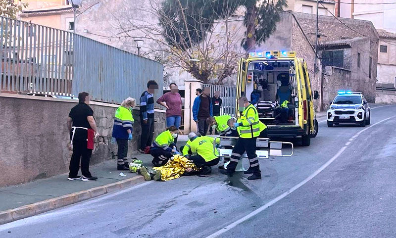 El accidentado siendo atendido por los sanitarios