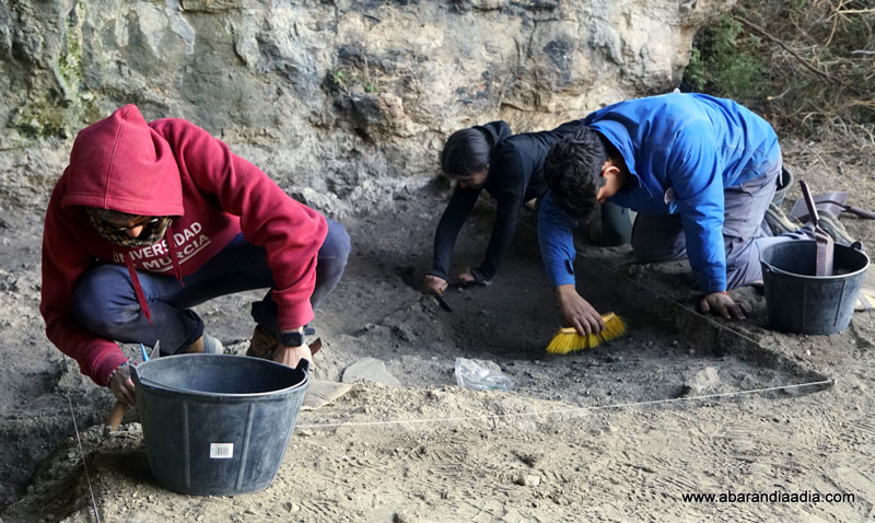 Tres estudiantes en plena actuación