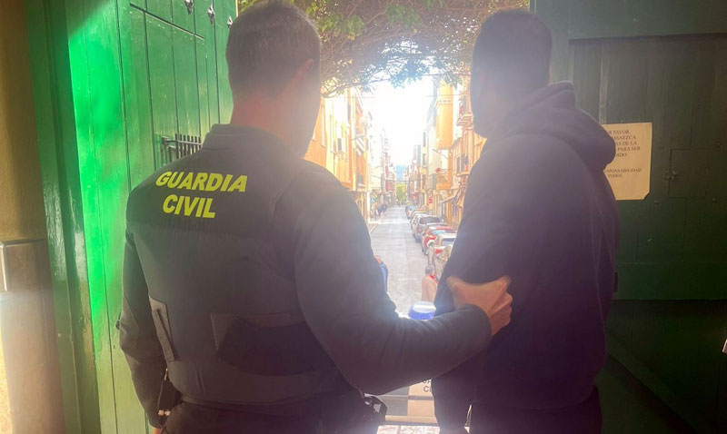 El detenido bajo custodia de la Guardia Civil