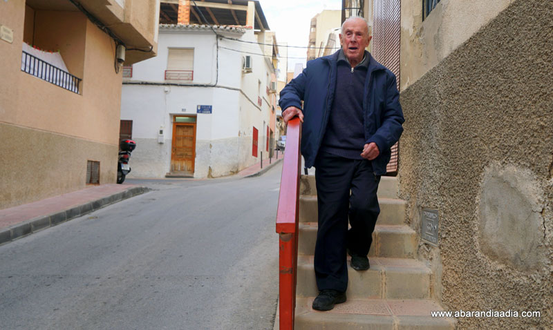 Antonio Saorín en las escaleras que acceden a su casa