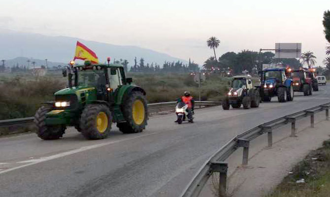 Un grupo de tractores de camino a Murcia