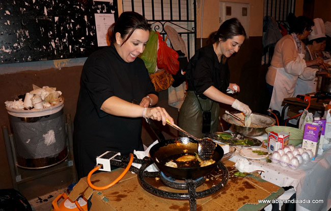 Leti y Clara con las manos en la masa