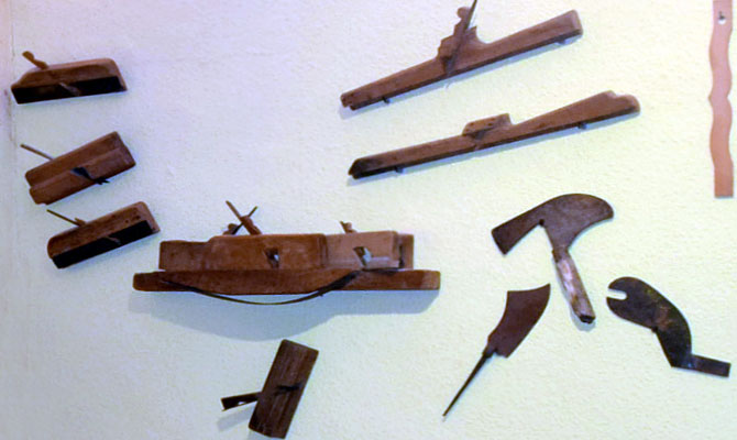 Utensilios de una conocida carpintería local exhibidos en el META