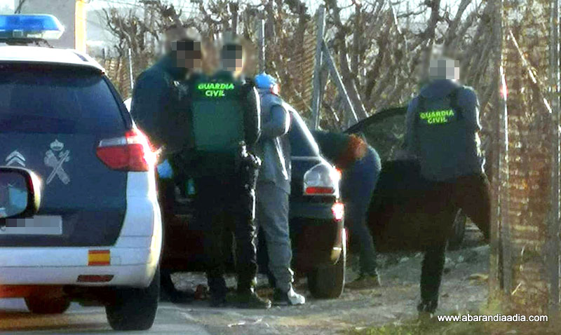 Momento de la actuación con los detenidos