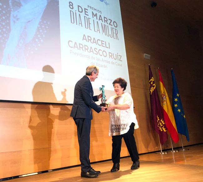 Araceli recibiendo su galardón