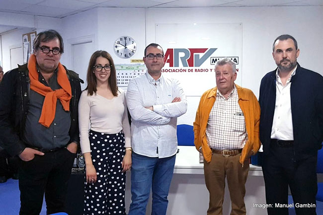 Cano junto a parte de su junta directiva