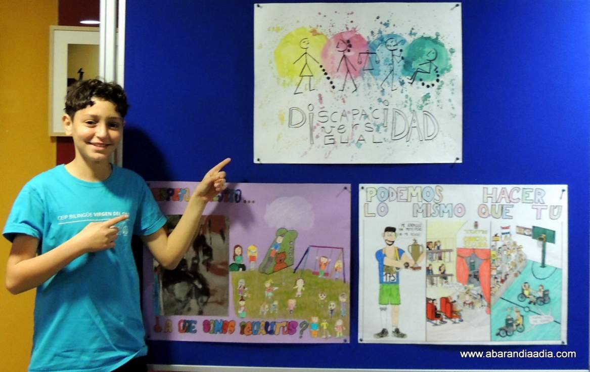 Ayoub con el dibujo con el que ha sido premiado