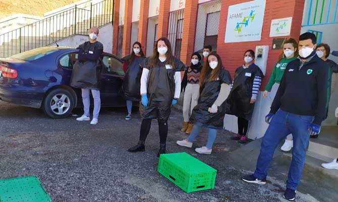 Voluntarios de AFAME a las puertas de su local este jueves