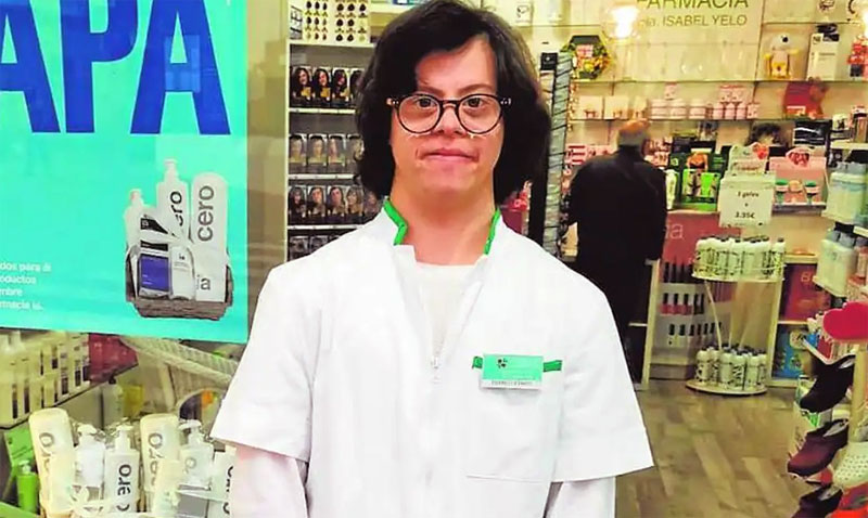 Federico en la farmacia Isabel Yelo de Abarán