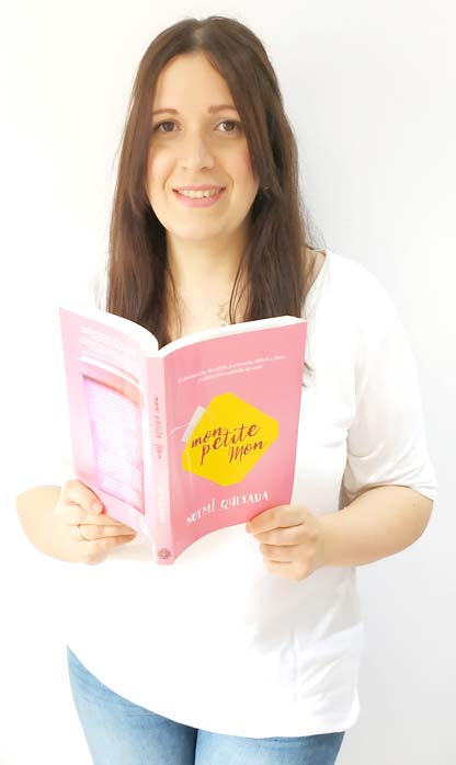 Noemí con un ejemplar de su libro