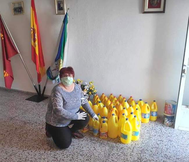 Lejía donada por los vecinos de San José Artesano