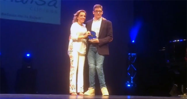 Edu recogió su premio de manos de la consejera de Deportes