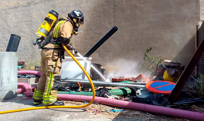 Un bombero refrescando la zona