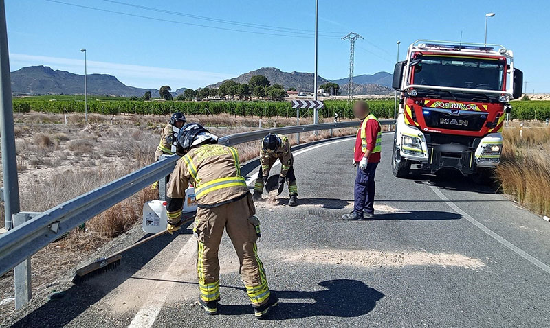 Bomberos trabajando en el lugar del incidente