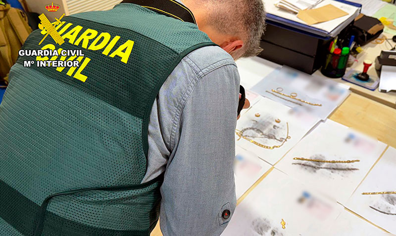 Un agente inspecciona las joyas recuperadas