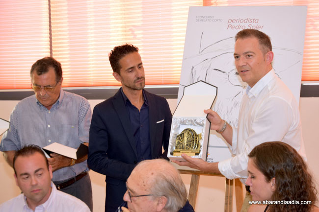 El alcalde, Jesús Gómez, hace entrega del premio al ganador