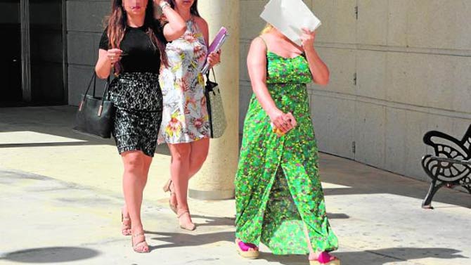 La presunta autora a la salida del juzgado (Foto CC)