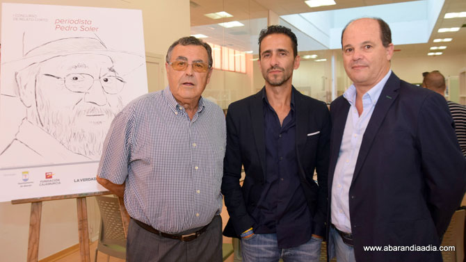 Los premiados junto al cartel anunciador