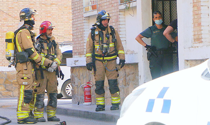 Efectivos a la puerta del inmueble