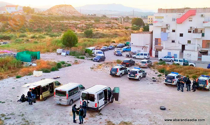 Agentes frente a los 'Pisos blancos' en Cieza