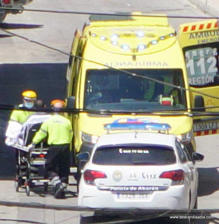 El herido siendo evacuado a la ambulancia