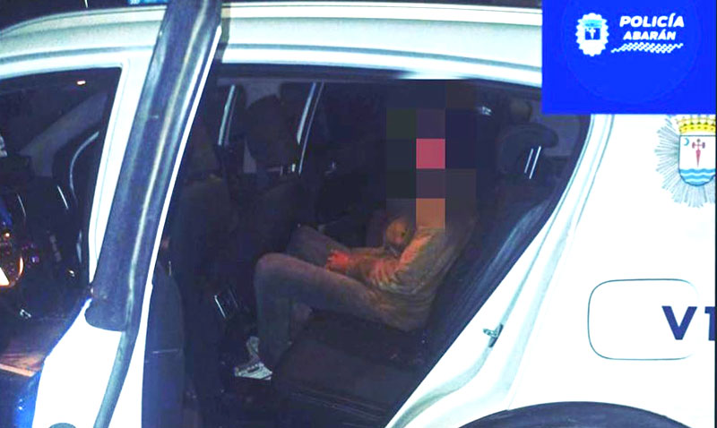 El detenido en un vehículo policial