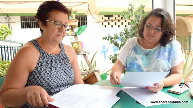 La hija de la anciana (I), junto a su abogada