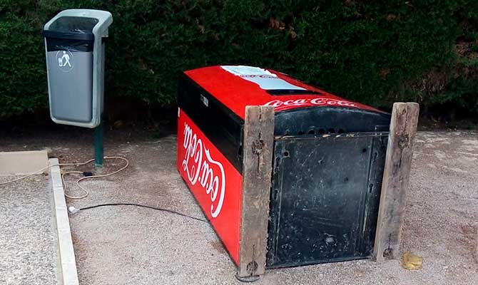 La máquina de refrescos volcada y dañada