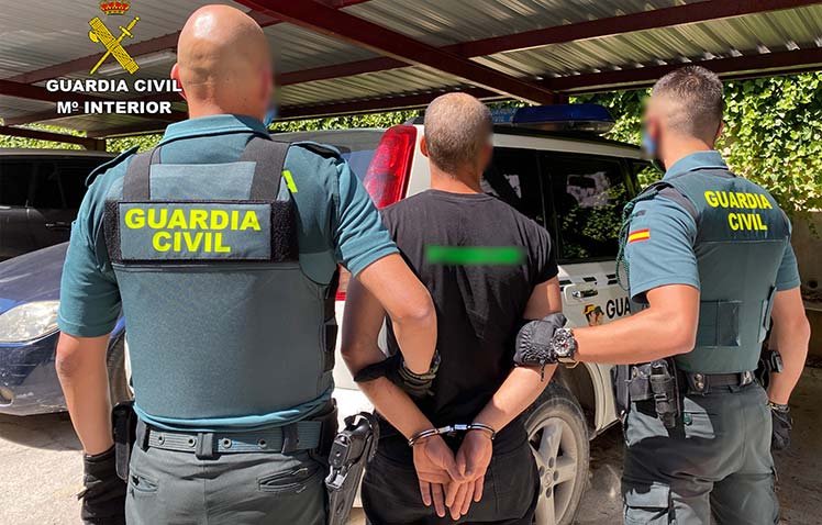 El detenido siendo custodiado por dos agentes