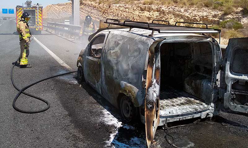 El vehículo ha resultado totalmente calcinado