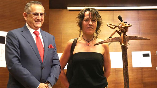 La escultora junto a su obra  -  (Imagen: Javier Lorente)