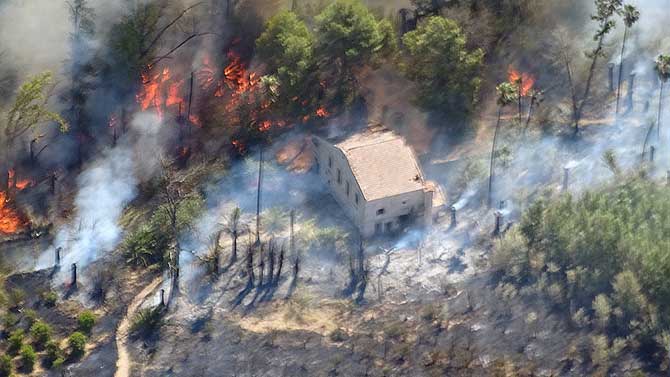 La 'Fábrica de la luz' cercada por el fuego