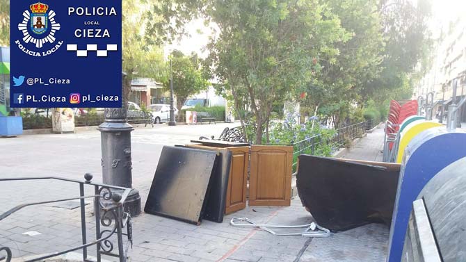 Restos de muebles en el céntrico Paseo