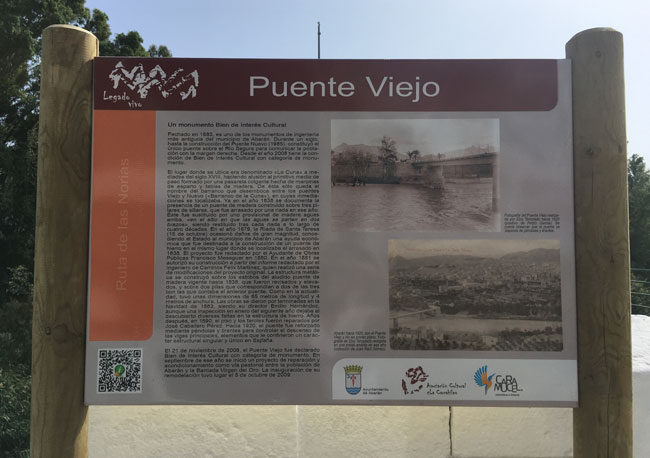 Panel informativo situado en el puente Viejo