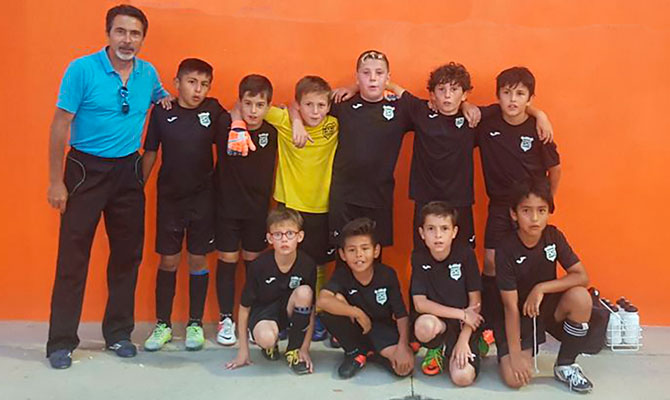 José María con jugadores del equipo alevín