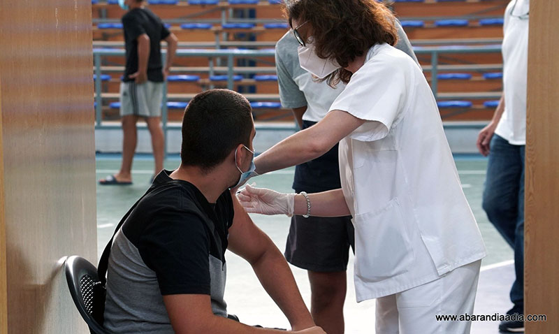 Un joven de Abarán recibe la vacuna