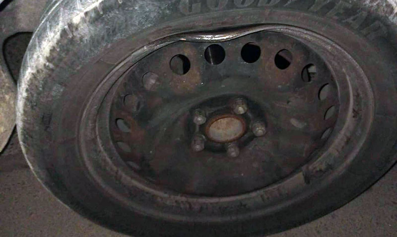 El vehículo infractor perdió un tapacubos