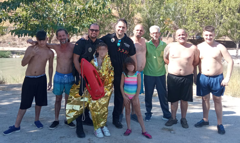 La niña, junto a varios familiares y los dos agentes de Policía Local
