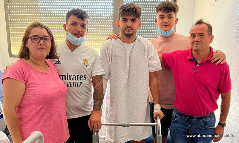 Antonio José junto a sus padres y hermanos