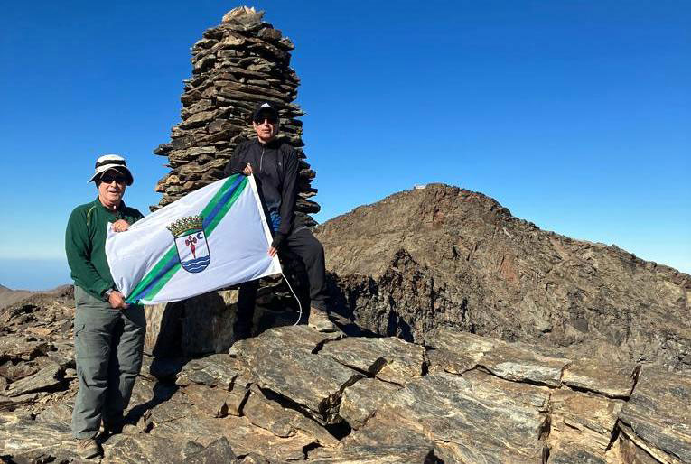 Los 'joaquines' en la cima con la bandera de Abarán