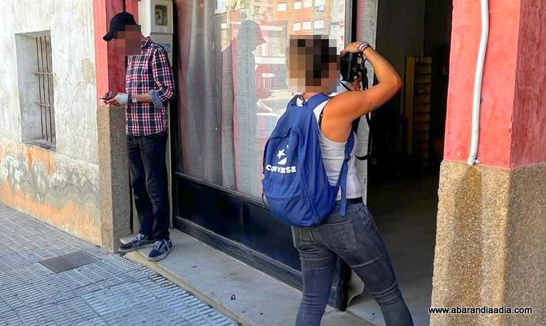 Una agente de PJ de Guardia Civil tomando fotos del interior de la peluquería
