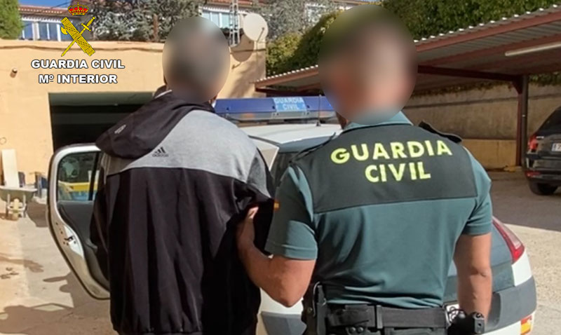 Un agente custodia al detenido