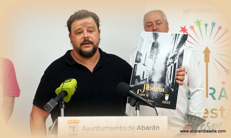 Josu muestra el cartel