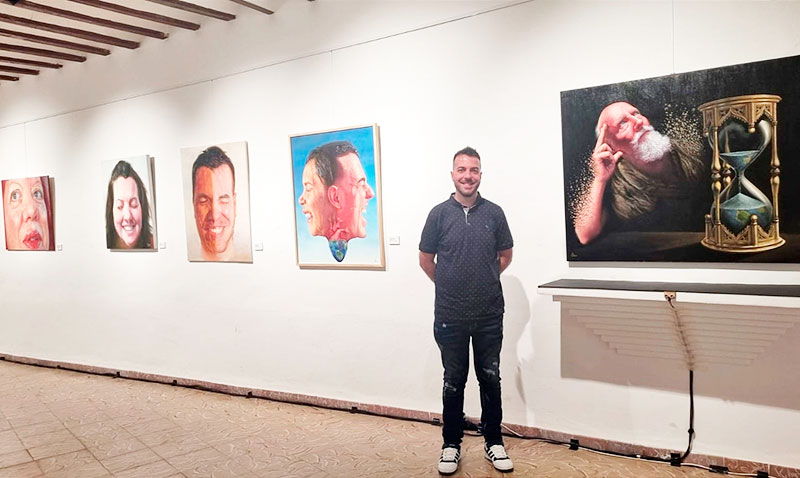 Antonio junto a sus obras en esta exposición