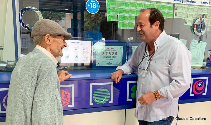 Carmelo González, sonriente, recibe la enhorabuena de un cliente