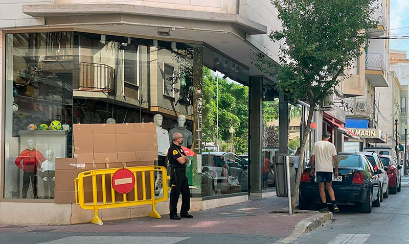 Un vigilante custodia el local asaltado / Imagen: D. C. S.