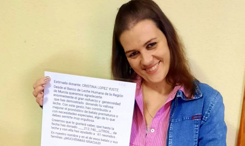 Cristina muestra orgullosa el reconocimiento de La Arrixaca