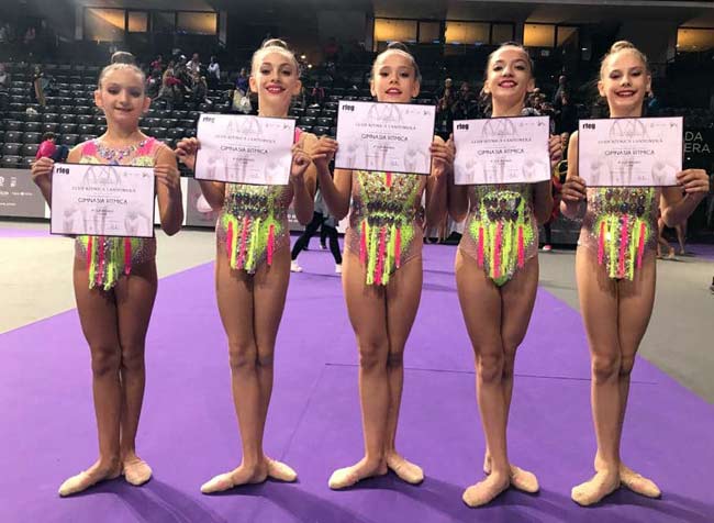 Edurne, primera por la izquierda, junto a sus compañera de equipo