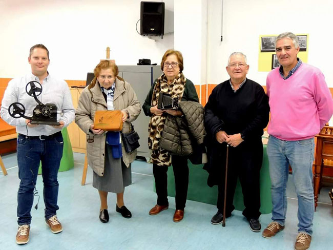 Familiares del maestro Vargas en su visita a la exposición