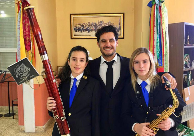 Rocío y Daniela junto al director de la banda